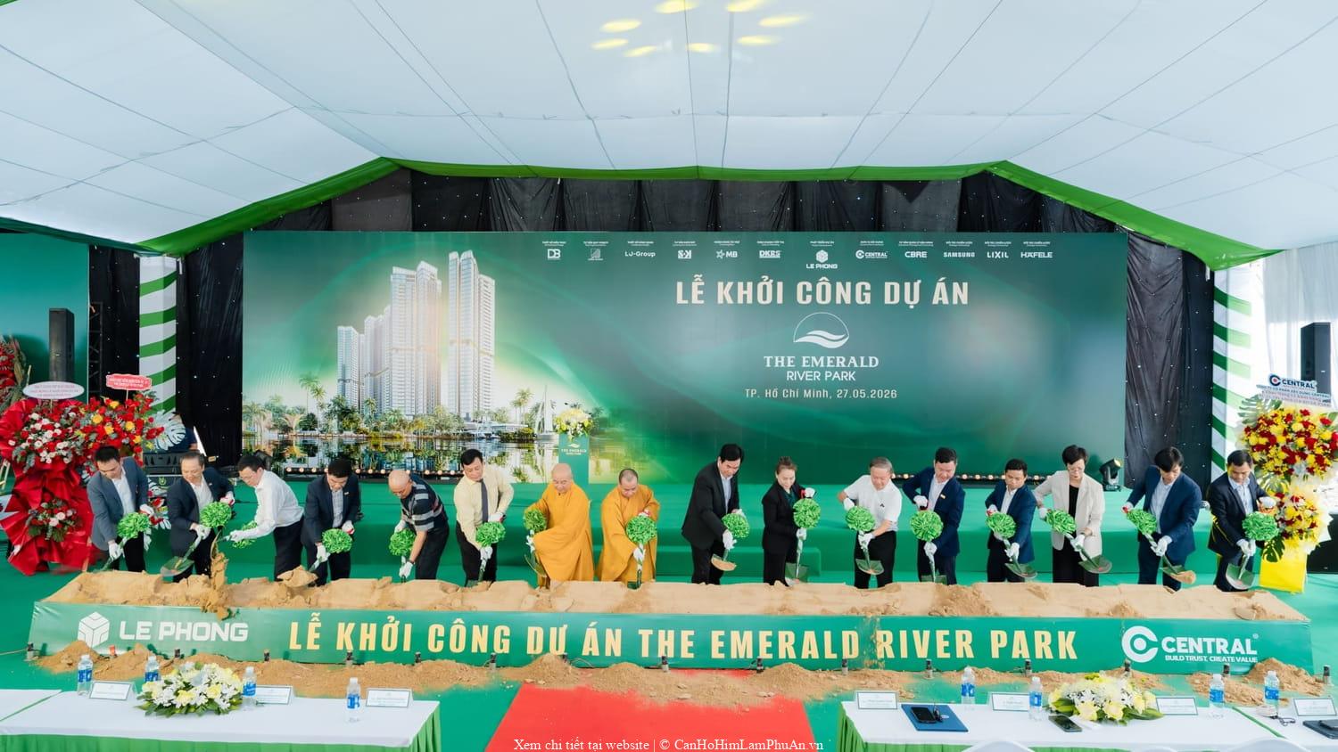 Ban lãnh đạo tiến hành nghi thức xúc cát để chính thức khởi công dự án The Emerald River Park trong khuôn khổ lễ