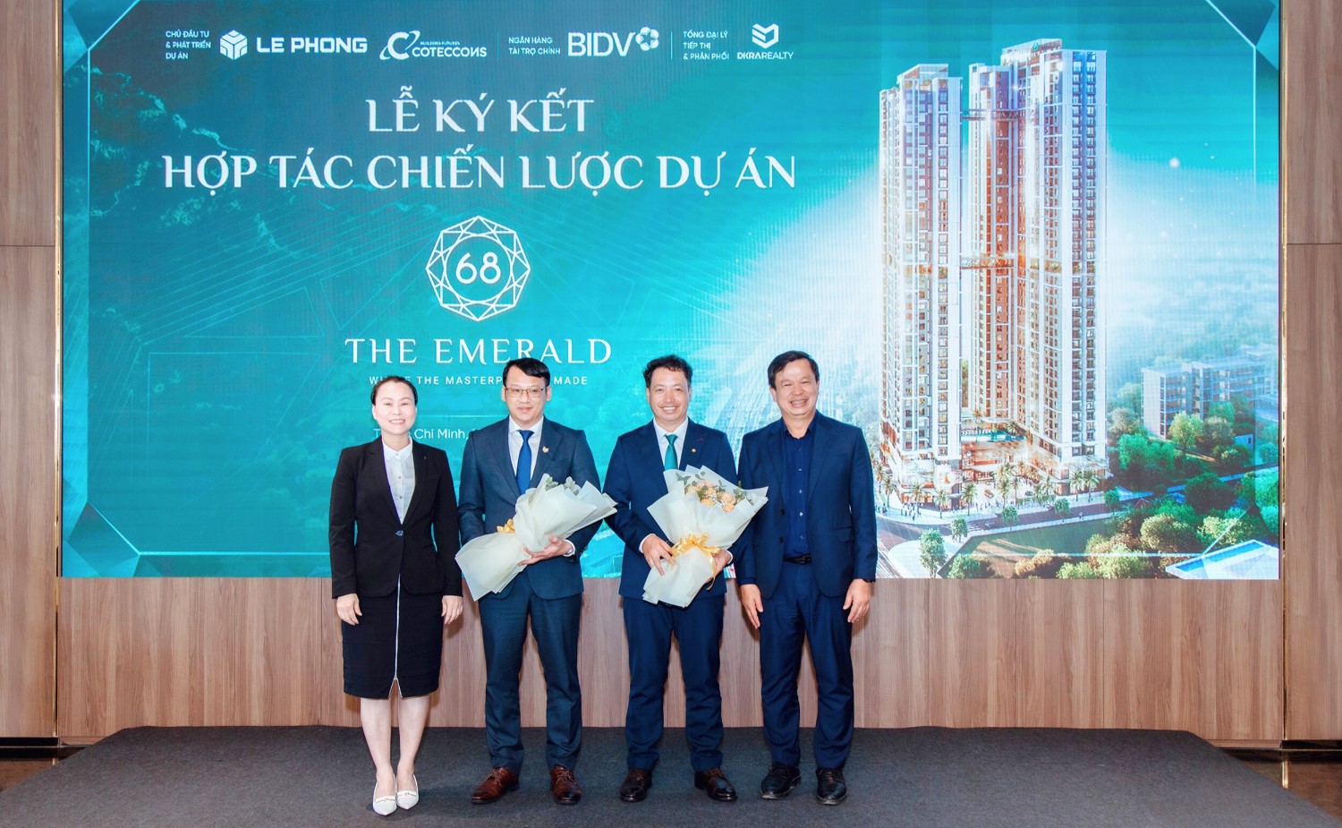 Chị Trần Thị Hà, giữ vị trí Phó Tổng Giám đốc của Tập đoàn Lê Phong, xuất hiện trong bức ảnh từ phía bên trái.