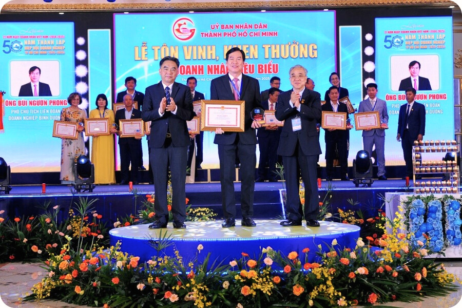 Lê Phong cùng Chủ tịch Hội đồng Quản trị Bùi Ngươn Phong nhận bằng khen từ Chủ tịch Ủy ban Nhân dân Thành phố vì đã đạt thành tích xuất sắc trong phong trào thi đua “Doanh nghiệp, Doanh nhân tiêu biểu”.