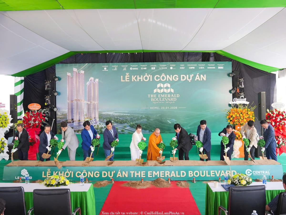 Tại lễ khởi công dự án The Emerald Boulevard, ban lãnh đạo tiến hành nghi thức xúc cát